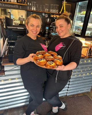 My a naše srdce🫀♥️ bijí pro kavárnu 6,33 a pro vás 💋💕☕️🎂🥚🍽️ Přijďte se podívat 💋 A kdo by chtěl také naše srdce, alespoň...