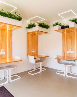 Klimatizovaný, klidný, světlý, moderní, sdílený coworking a škola kávy, vedle naší kavárny. Je pro vás vždy připravený....