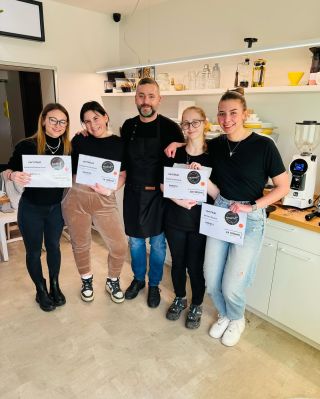 Chcete se přihlásit na naše kurzy kávy, čaje či drinků? Nebo chcete dát někomu kurz jako dárek? 🎁 Objednávejte na našem...